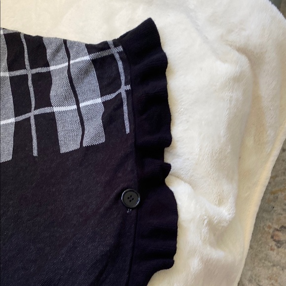 Joseph A Black and Gray Shrug Sweater with Modern Geometric Design - Picture 3 of 4